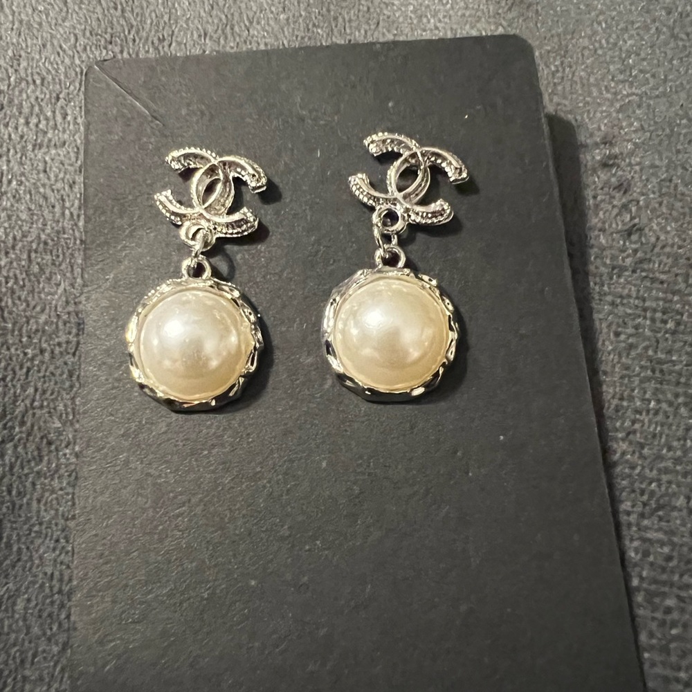 NWT FASHION EARRINGS CC SILVER TONE